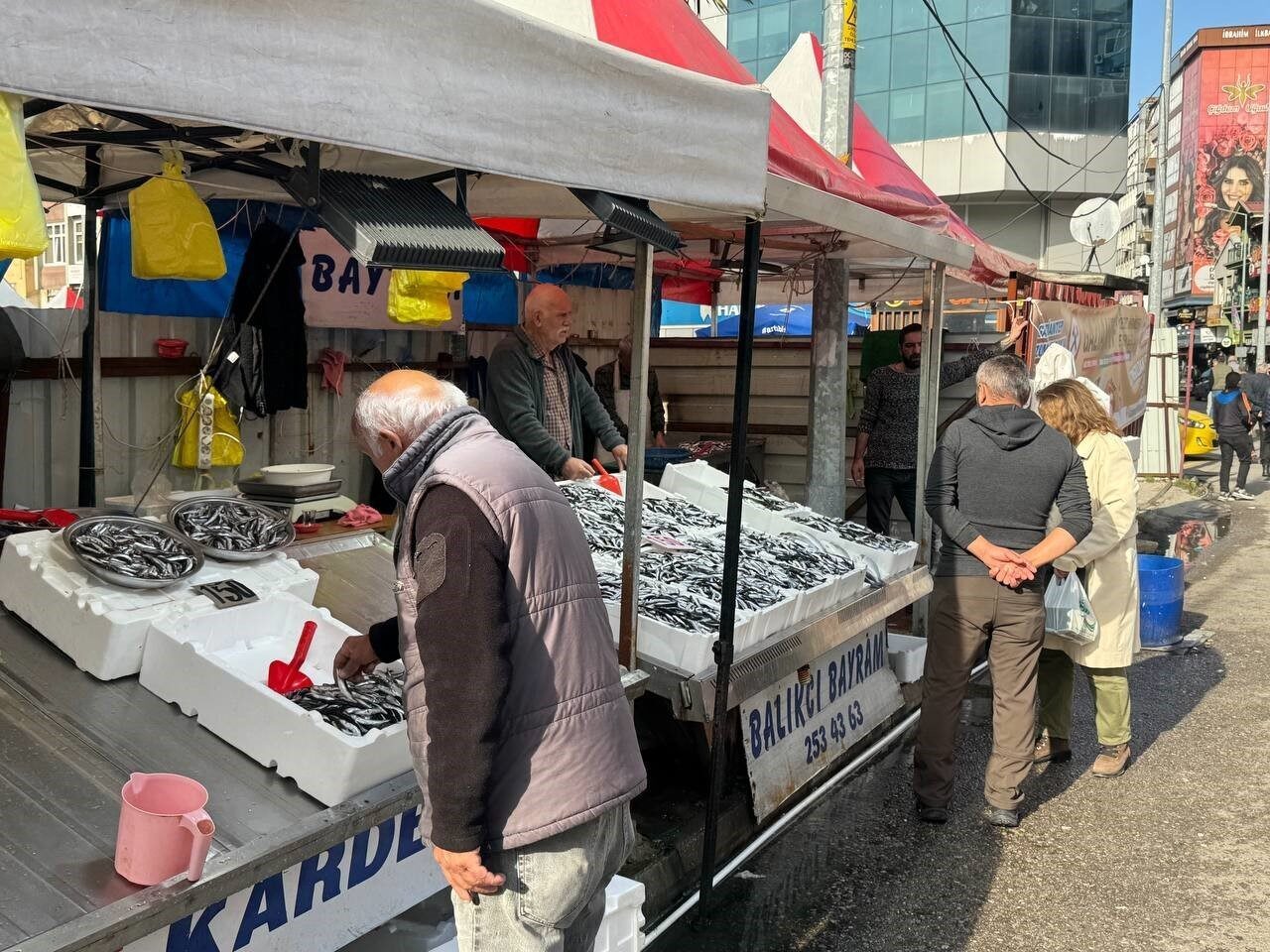 Zonguldak'ta hamsi tezgahları, mevsimin sona yaklaşmasıyla azalıyor. Balıkçı Batuhan Ertürk,