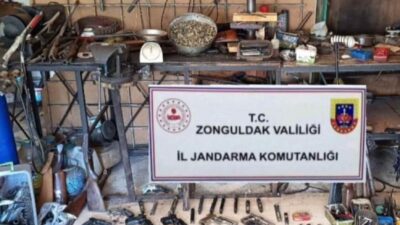 Zonguldak'ın Çaycuma ilçesinde jandarma, düzenlediği operasyonda silah imalathanesi ele geçirdi.