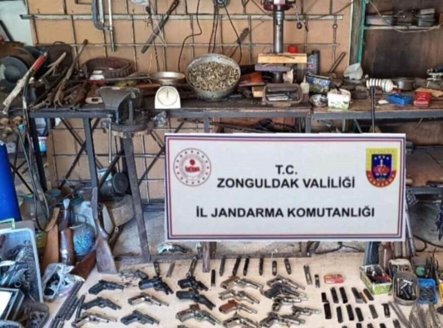 Çaycuma’da Jandarma Operasyonunda Silah İmalathanesi Ortaya Çıkarıldı, 7 Gözaltı ve 2 Tutuklama Gerçekleşti Zonguldak'ın Çaycuma ilçesinde jandarma, düzenlediği operasyonda silah imalathanesi ele geçirdi.