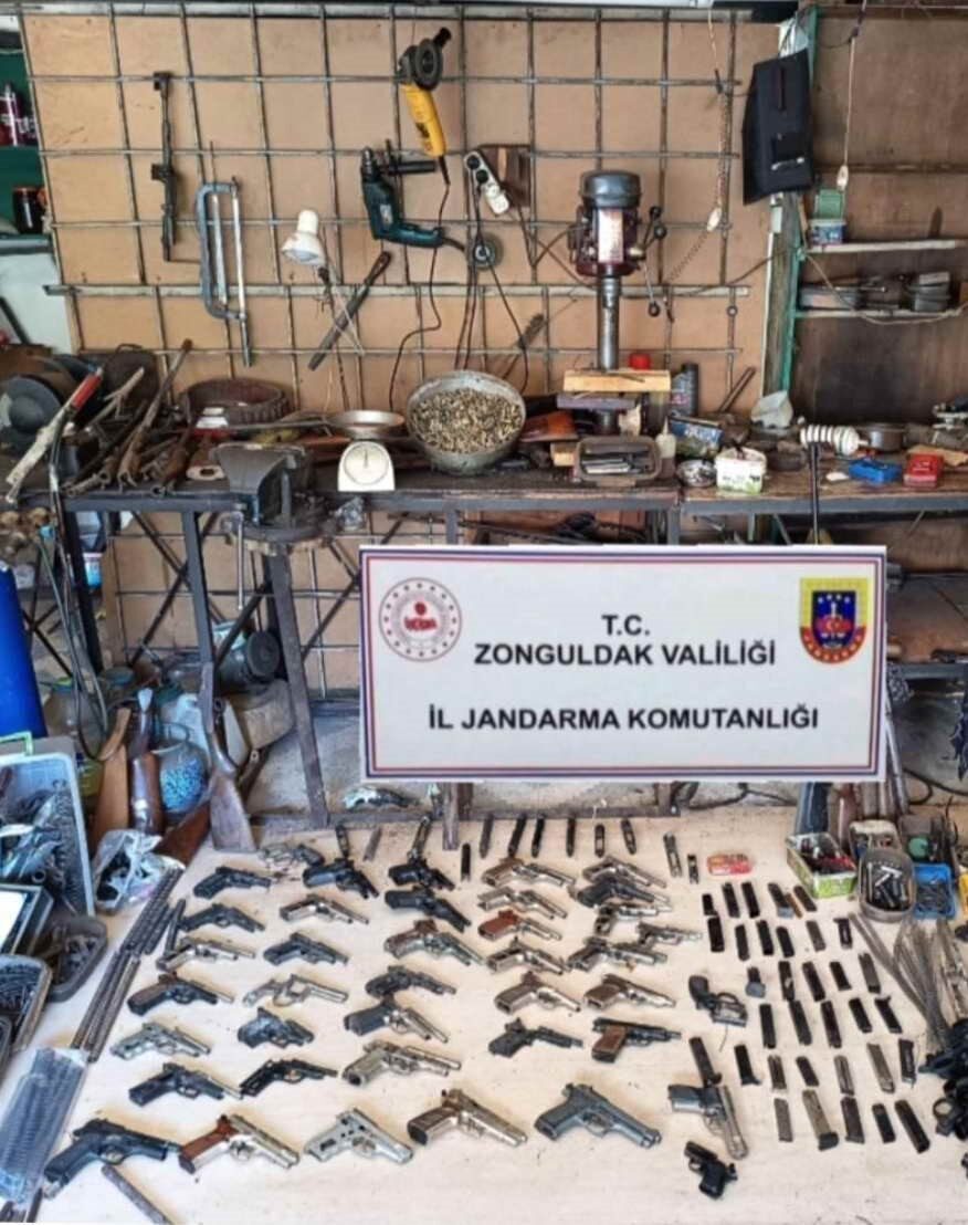 Zonguldak'ın Çaycuma ilçesinde jandarma, düzenlediği operasyonda silah imalathanesi ele geçirdi.