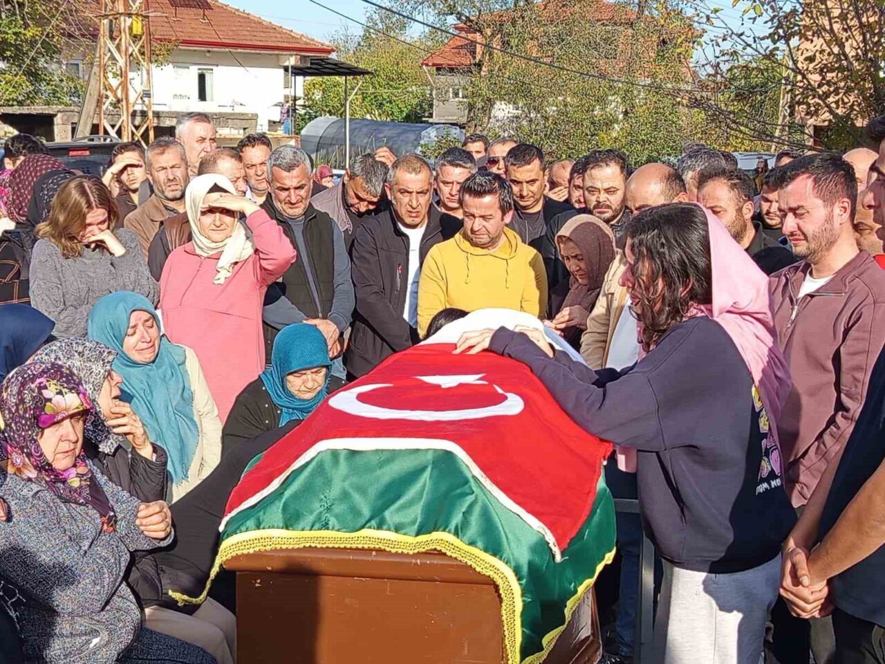 Zonguldak'ın Çaycuma ilçesinde psikolojik sorunları olan emekli polis Okan Özcan,