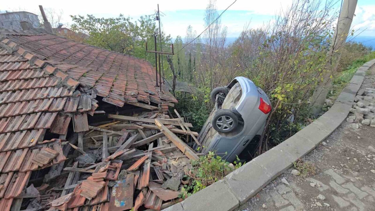 Zonguldak’ın Yeni Mahalle Bülbül Sokak'ta H.Ç. yönetimindeki otomobil, kontrolden çıkarak