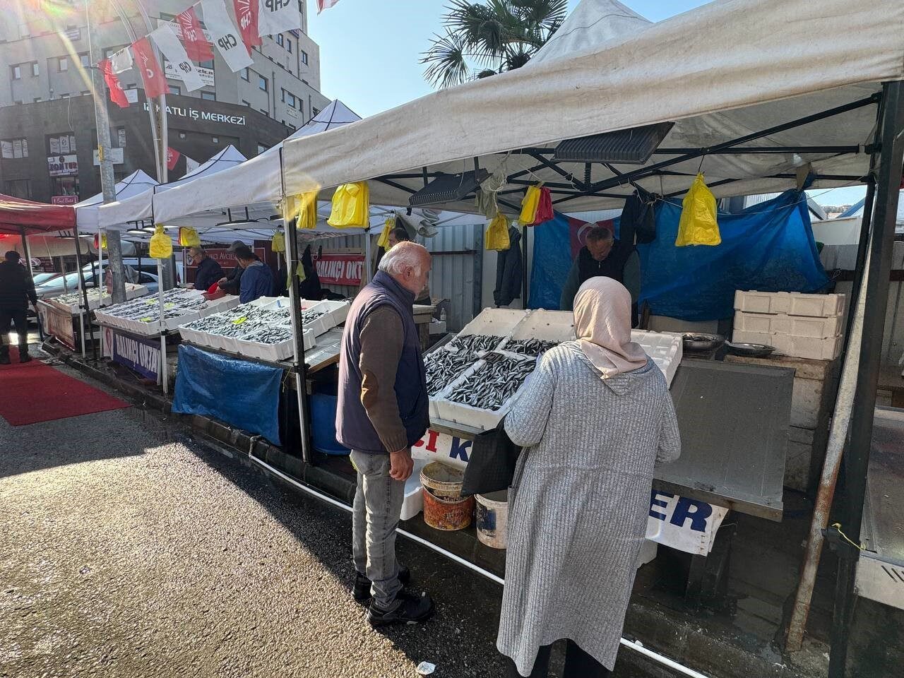 Zonguldak Balık Hali esnafı Batuhan Ertürk, hamsi sezonunun sona yaklaşmasıyla