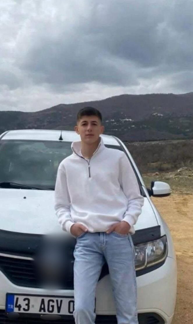 Afyonkarahisar’da meydana gelen trafik kazasında bir genç yaşamını yitirdi, başkanın oğlu yaralandı.