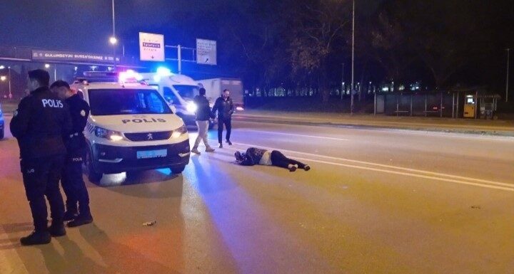 Bursa’da Üst Geçidi Kullanmayarak Ana Yoluda Geçen Kişi Trafik Kazasında Hayatını Kaybetti Bursa'nın Osmangazi ilçesinde, üst geçidi kullanmayarak ana yoldan karşıya geçmeye