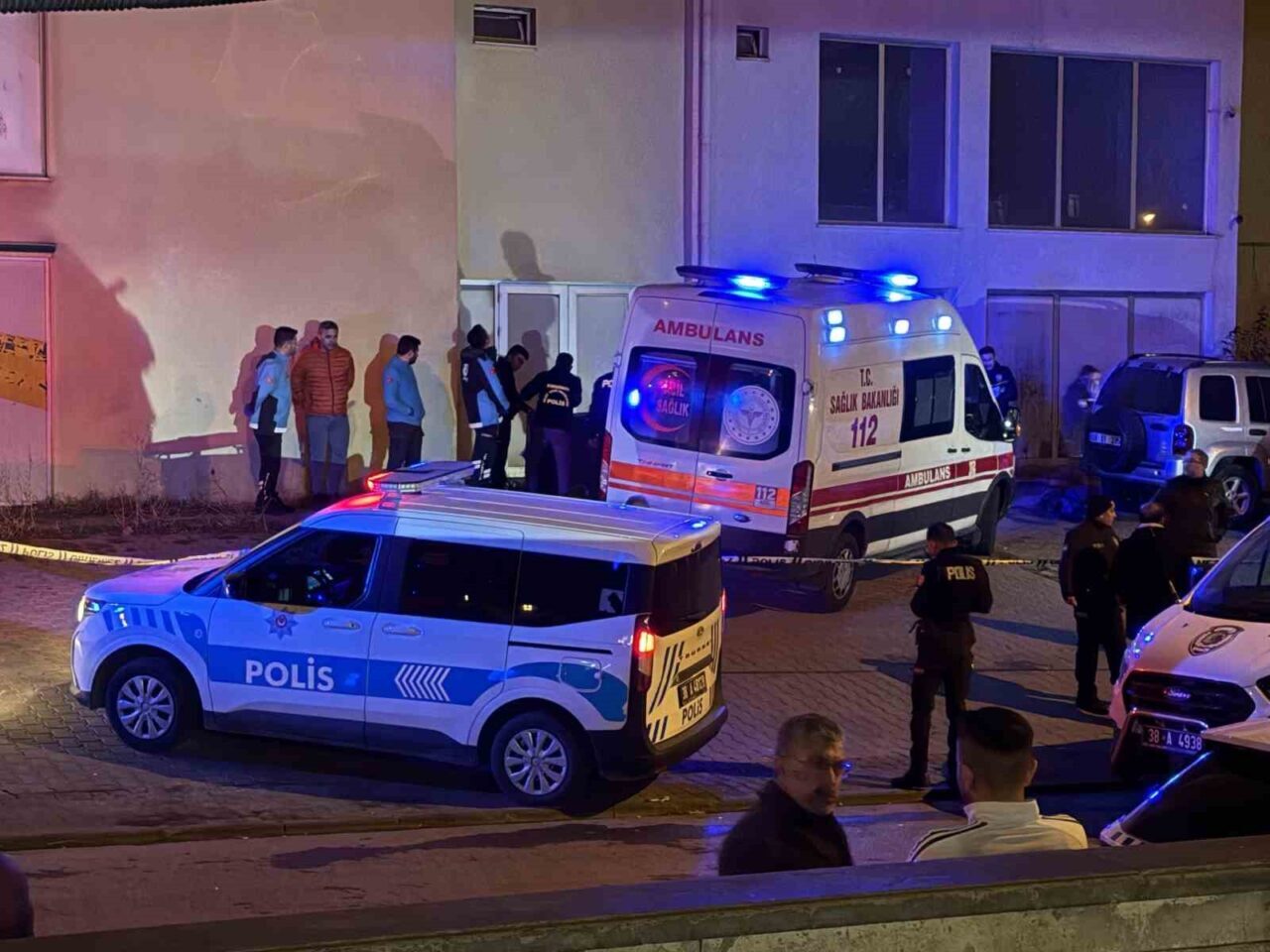 Kayseri’nin Melikgazi ilçesinde 14 yaşındaki Elif Naz D., 11. kattaki