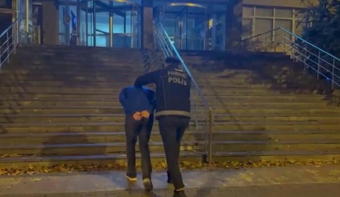 Kayseri’de Uyuşturucu Ticaretinden Aranan Şahıs Yakalandı Kayseri'de Narkotik Suçlarla Mücadele Şube Müdürlüğü ekipleri, uyuşturucu ticareti suçundan