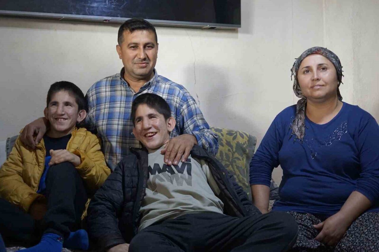 Kromozom 4q Delesyon Sendromu teşhisiyle doğan 13 yaşındaki ikiz kardeşler