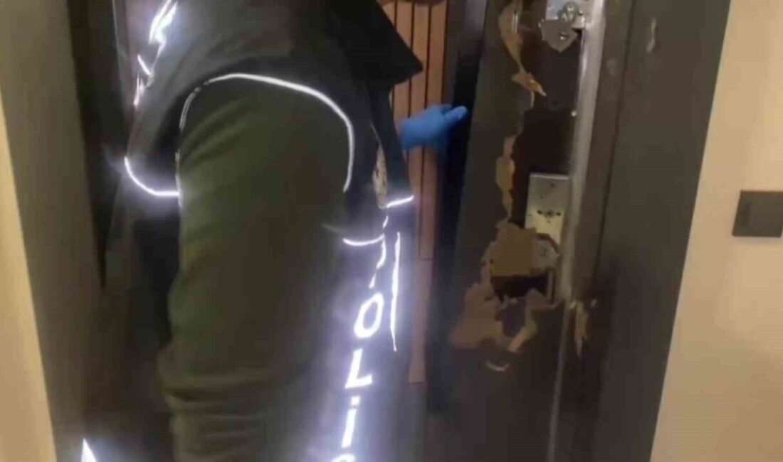 Adana’da uyuşturucu ticareti yapan şüpheli yakalandı, evinde 14 bin 182 sentetik ecza ve ruhsatsız silah bulundu. Adana'da B.Ö. (45), uyuşturucu ticareti yaparken yakalandı. Polis, düzenlediği operasyonda