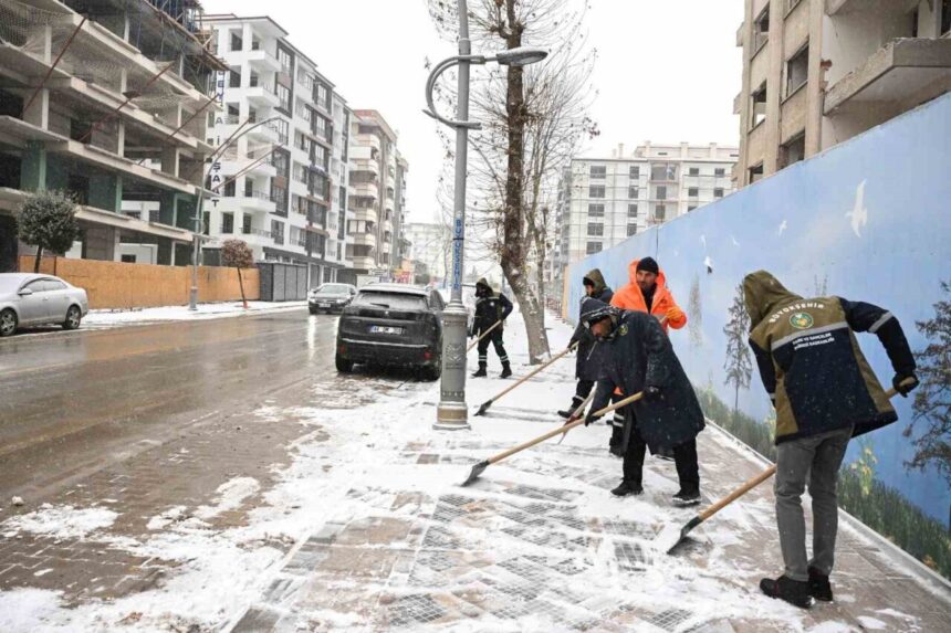 Malatya Belediyesi, yoğun kar yağışının etkili olduğu bölgelere yönelik karla mücadele çalışmalarını sürdürüyor.