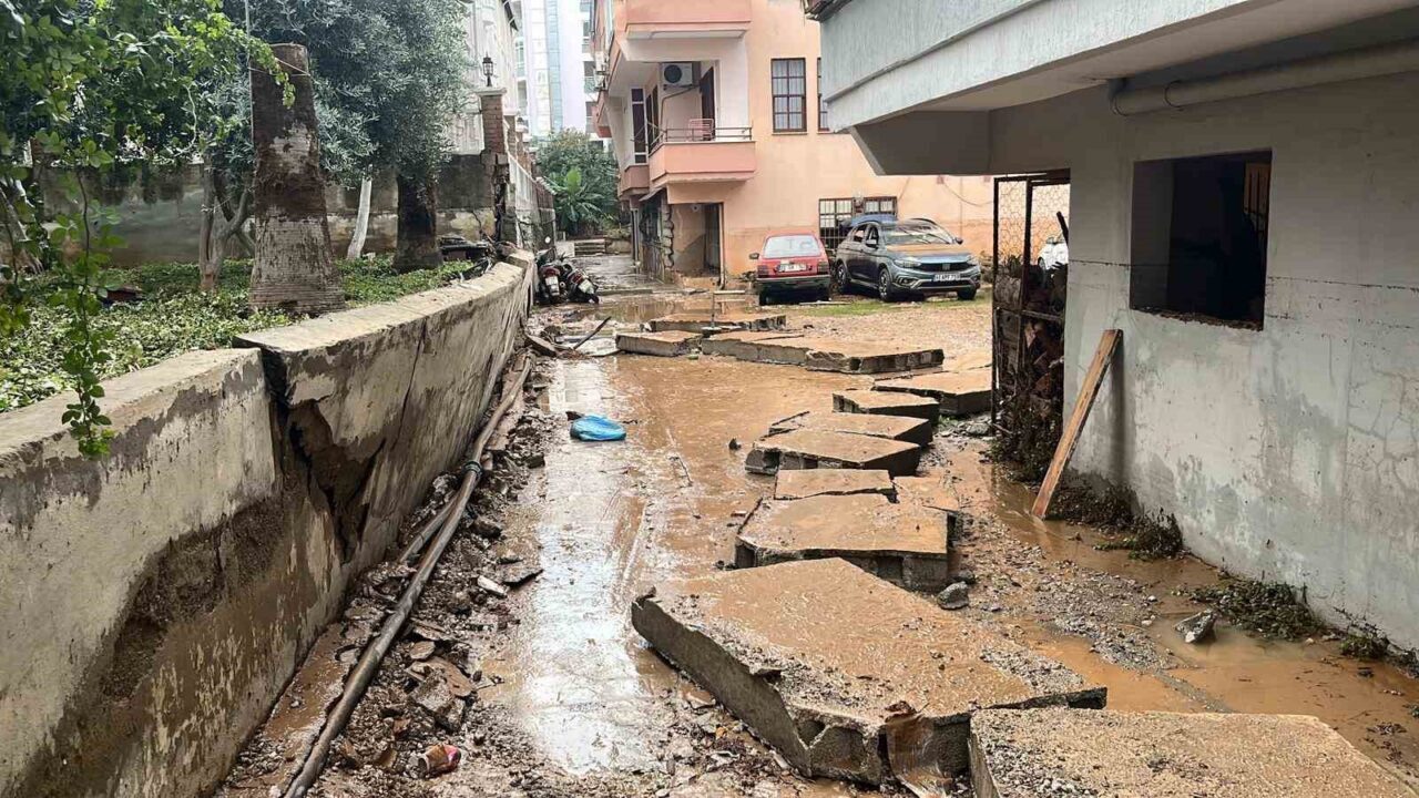 15 dakikalık yağmur Alanya’yı felç etti zararın boyutu ertesi gün ortaya çıktı