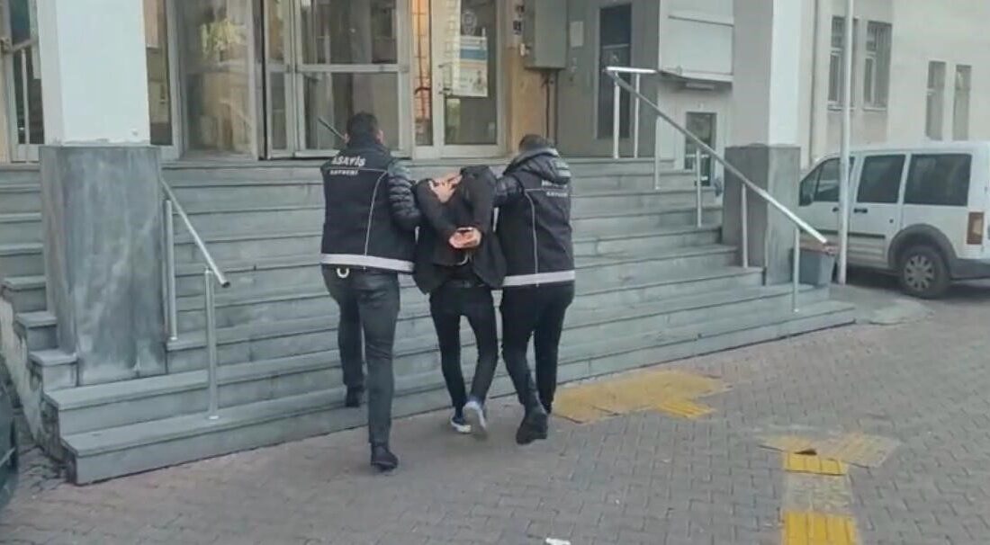 Kayseri’de, 20 ayrı suç kaydı ve 14 yıl hapis cezası ile aranan şahıs yakalandı Kayseri'de, 15 ilde 20 ayrı suç kaydı ve 14 yıl