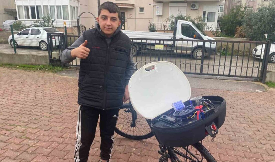 Antalya'nın Serik ilçesinde 9. sınıf öğrencisi Bayram Efe Baykan, müzik