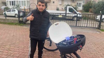 Antalya'nın Serik ilçesinde 9. sınıf öğrencisi Bayram Efe Baykan, müzik