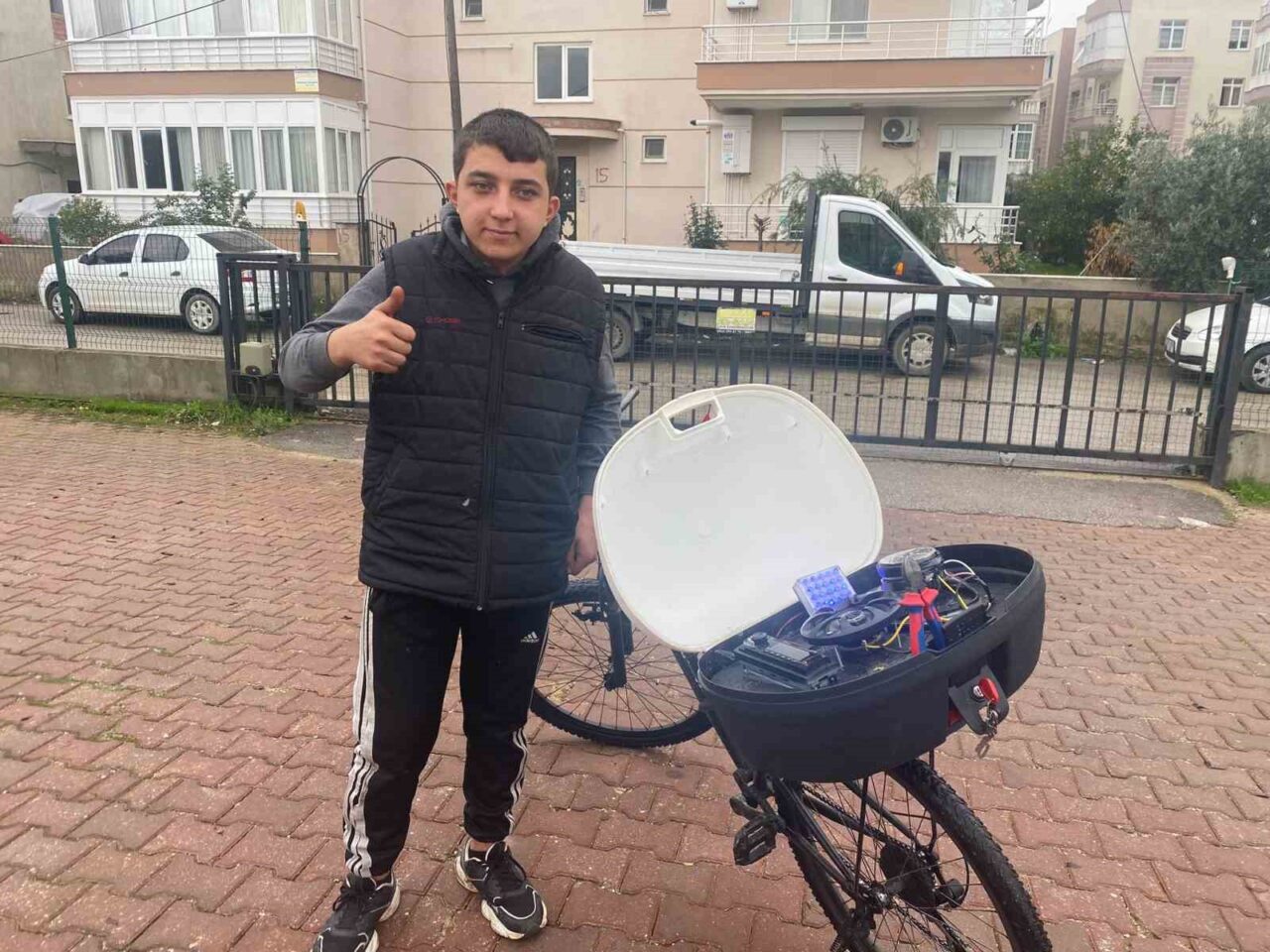 Antalya'nın Serik ilçesinde 9. sınıf öğrencisi Bayram Efe Baykan, müzik