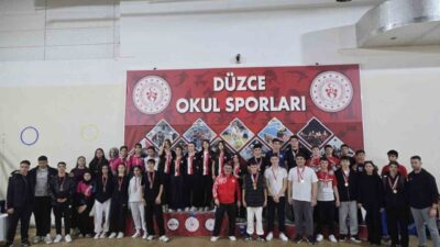 Düzce'de düzenlenen okul sporları bilek güreşi müsabakaları geride kaldı. Bahçeşehir