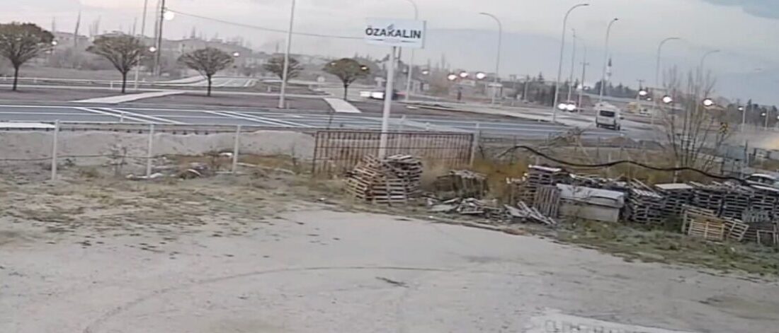 Afyonkarahisar'ın Bolvadin ilçesinde, öğrenci taşıyan bir midibüsün kamyonetle çarpışması sonucu