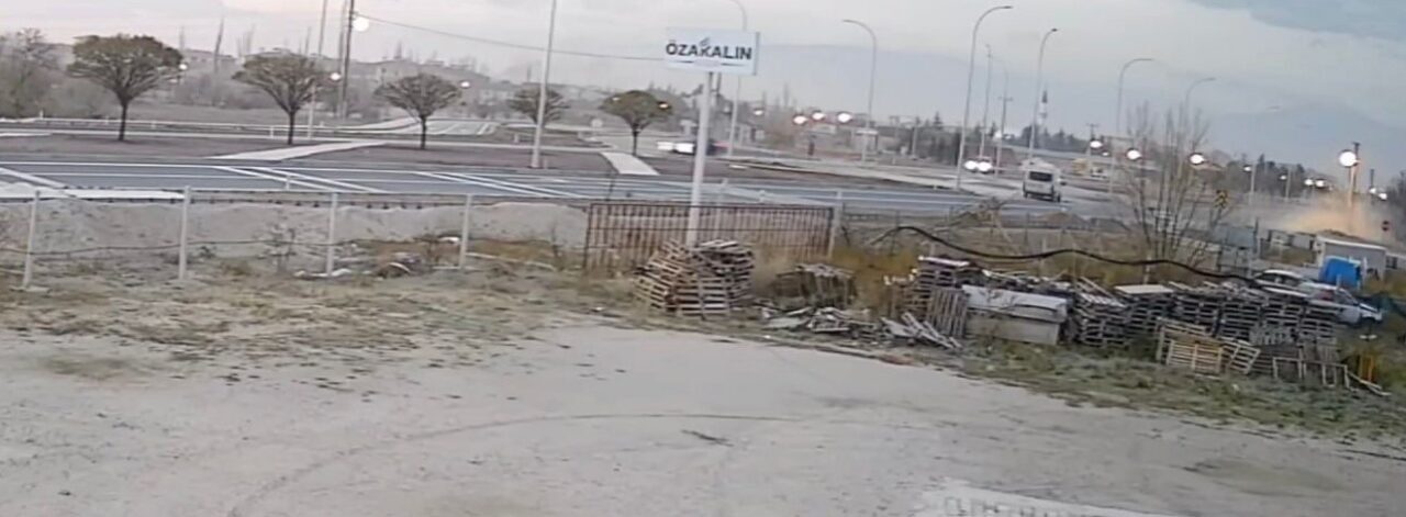 Afyonkarahisar’da Öğrencileri Taşıyan Midibüsün Kaza Anı Güvenlik Kameralarına Yansıdı: 18 Kişi Yaralandı