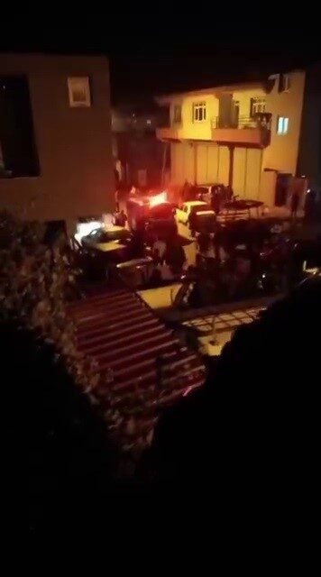 Hatay’da iki ailenin kavgası sonucu bir kişi hayatını kaybetti, altı kişi yaralandı Hatay'ın Altınözü ilçesinde iki aile arasında çıkan kavgada 43 yaşındaki