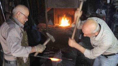 Cizre'de 200 yıldır demircilik mesleğini sürdüren Reşit Demirci (72), tek
