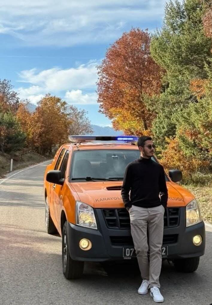 Antalya’nın Akseki ilçesinde, bir şenlikte görevli 24 yaşındaki Arda Aydın evinde ölü bulundu.