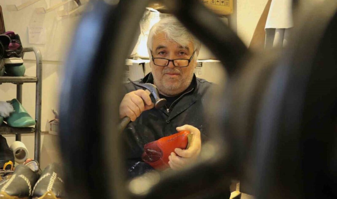 Sivas’ta Geleneksel Yemeni Üreticisi Zafer Kıtlık, Kültürü Koruma Mücadelesi Veriyor Sivas'ta 38 yıldır yemeni üreten Zafer Kıtlık, geleneksel ayakkabı kültürünün