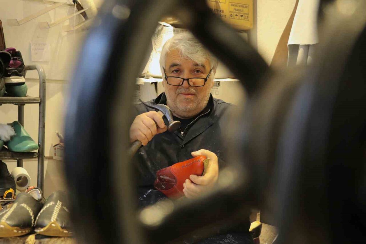 Sivas'ta 38 yıldır yemeni üreten Zafer Kıtlık, geleneksel ayakkabı kültürünün