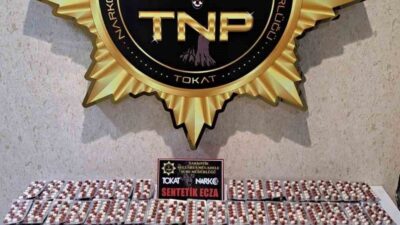 Tokat’ın Turhal ilçesinde uyuşturucu madde sevkıyatı şüphesiyle bir araçta 4