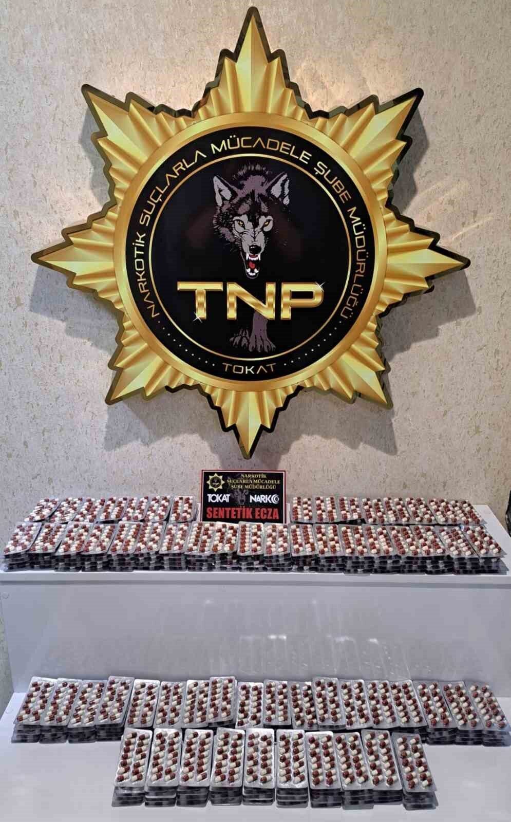 Tokat’ın Turhal ilçesinde uyuşturucu madde sevkıyatı şüphesiyle bir araçta 4