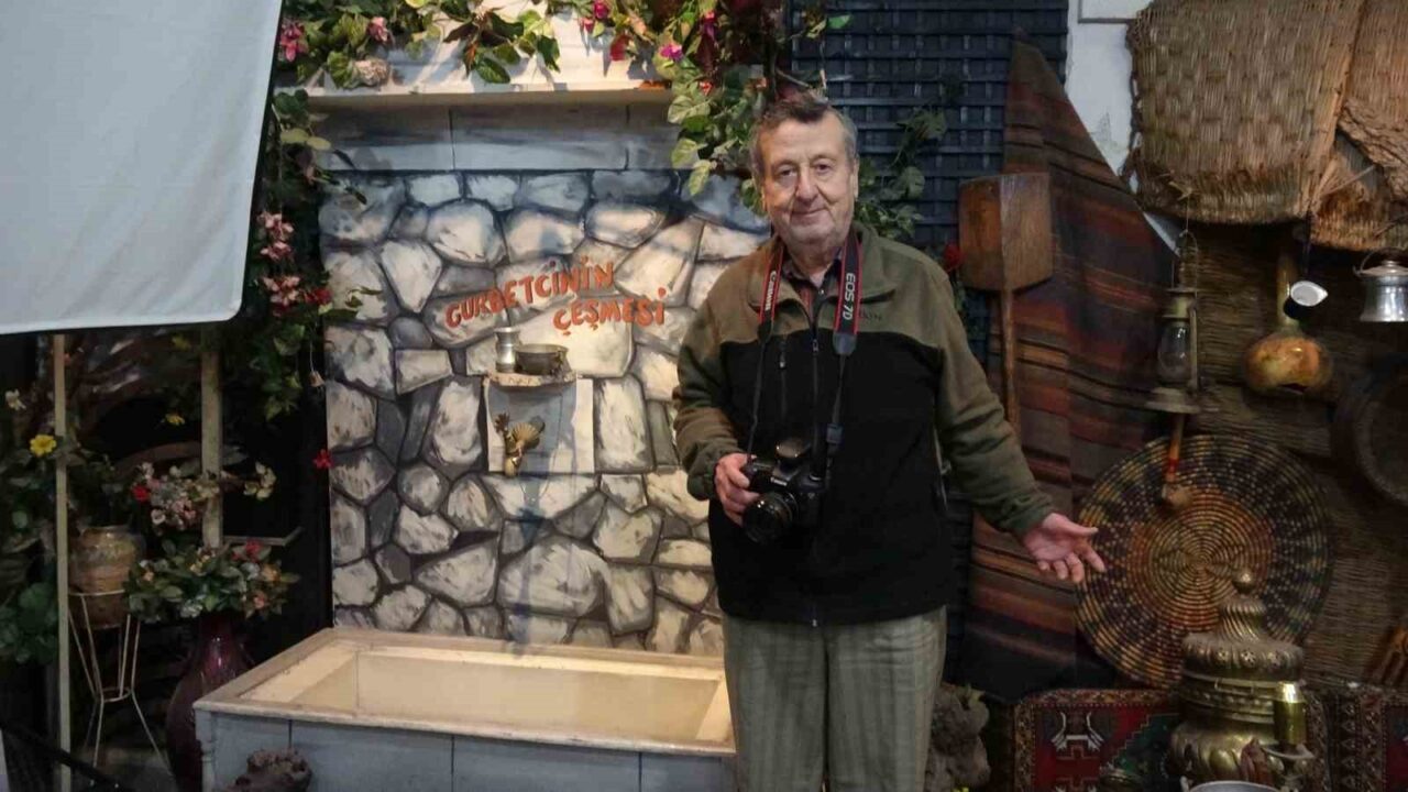 Burdur'da 54 yıldır fotoğrafçılık yapan 73 yaşındaki Mahmut Kanık, dededen