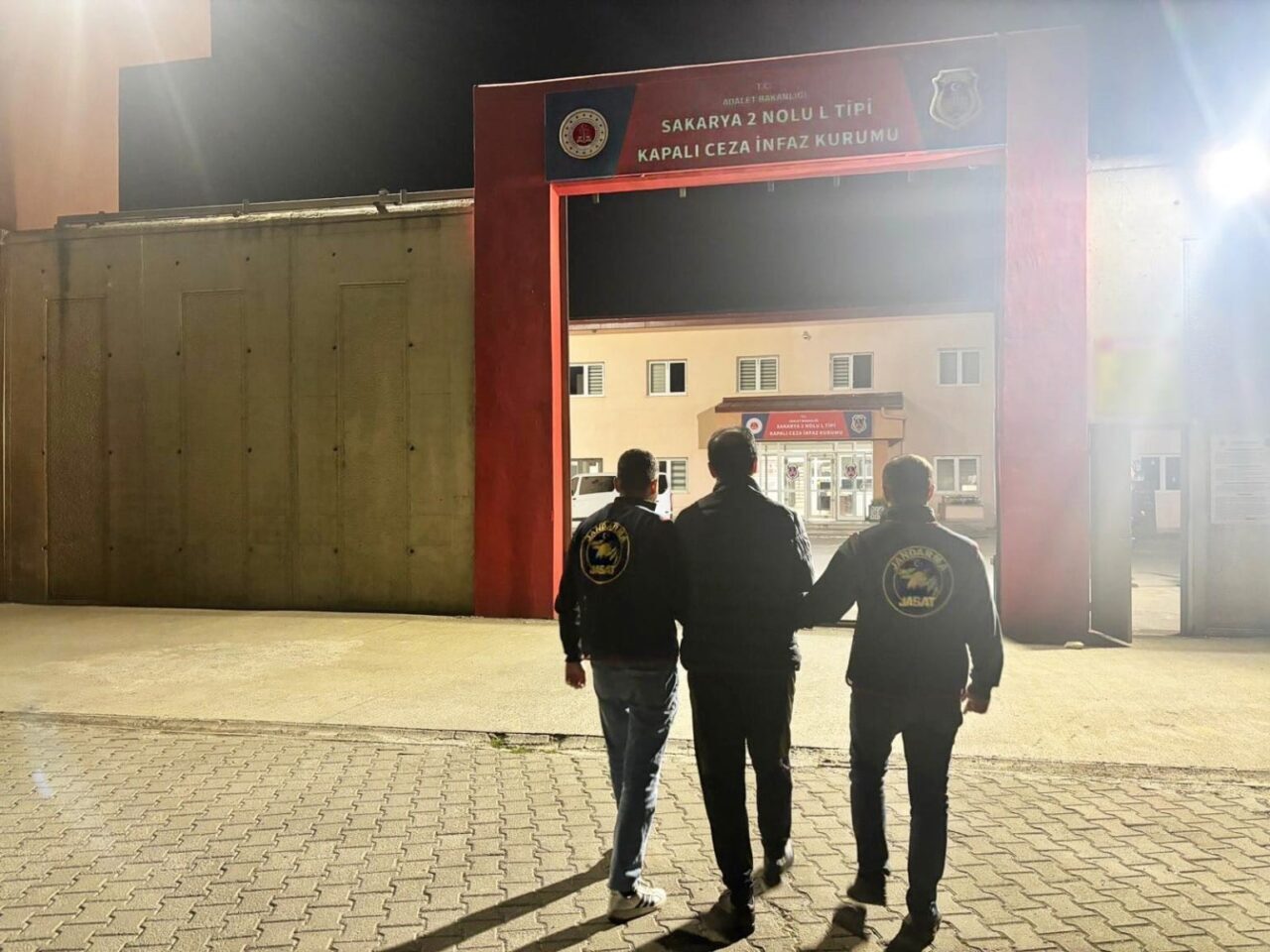 Sakarya'nın Karasu ilçesinde, jandarma tarafından yapılan operasyonda, 42 yıl hapis