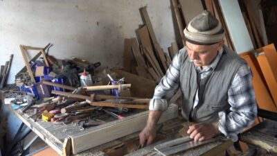 Alanya'nın Demirtaş Sanayi Sitesi'nde 45 yıldır marangozluk yapan 62 yaşındaki