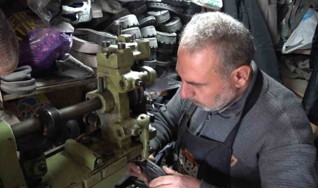 Gaziantep’te 30 Yıldır Ayakkabı Tamirciliği Yapan Cengiz Canbay, Mesleğine Aşkla Bağlı Gaziantep'te 30 yıldır ayakkabı tamirciliği yapan 57 yaşındaki Cengiz Canbay,