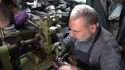 Gaziantep'te 30 yıldır ayakkabı tamirciliği yapan 57 yaşındaki Cengiz Canbay,