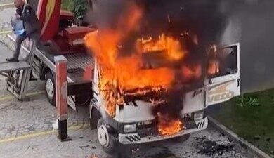 Bursa'nın Osmangazi ilçesindeki bir lüks sitede, 6. kattaki dairenin eşyalarını