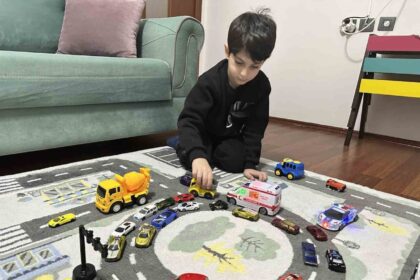 6 Yaşındaki İbrahim Efe, Oyuncaklarla Diyarbakır Trafiğini Canlandırarak Ambulansa Yol Vermenin Önemini Vurguladı