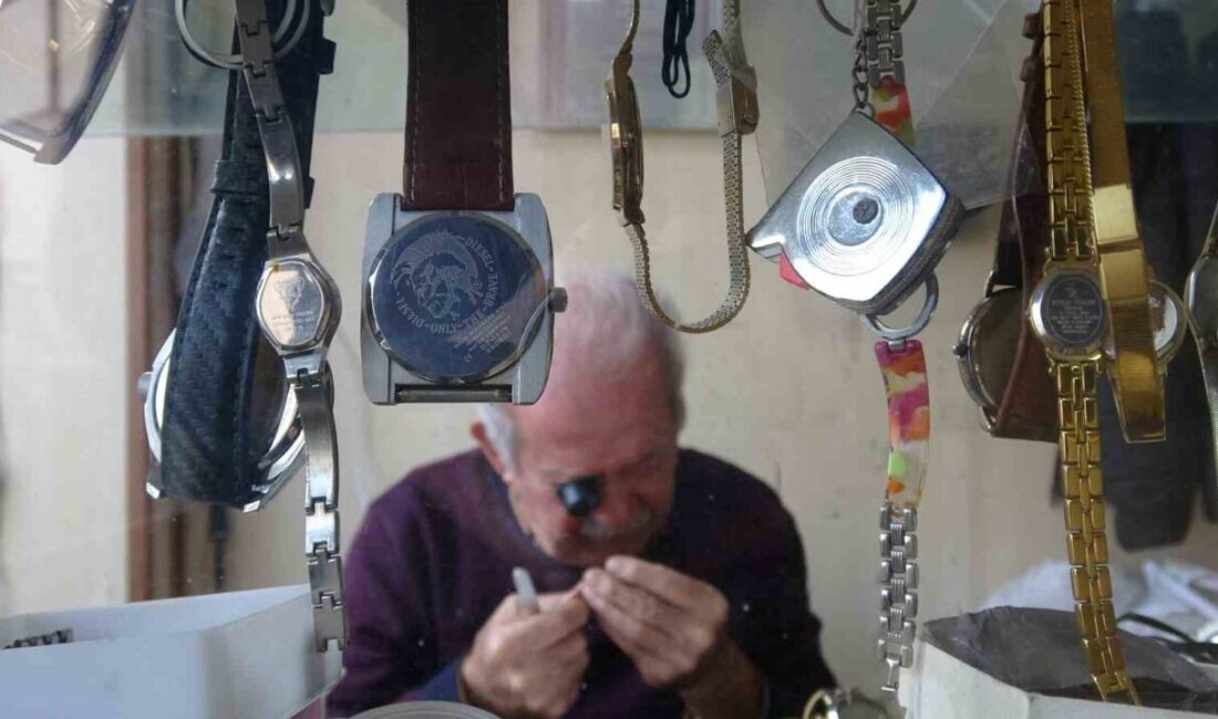 Gaziantep’te 76 Yaşındaki Usta Saatçi, 61 Yıldır Mesleğini İleri Taşıyor Gaziantep'te 76 yaşındaki saat ustası Hayri Çalışkan, 61 yıldır mesleğini