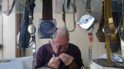 Gaziantep'te 76 yaşındaki saat ustası Hayri Çalışkan, 61 yıldır mesleğini