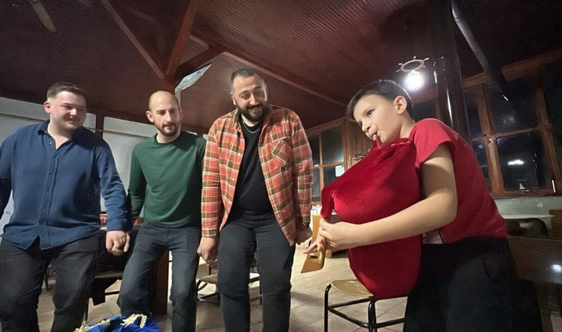 Düzce’de Tulum Aşkı ile Müzik Yolculuğuna Çıkan 8 Yaşındaki Ahmet Semih Toraman, Melodileriyle Herkesi Etkiliyor Düzce'de 8 yaşındaki Ahmet Semih Toraman, tuluma olan tutkusuyla dikkat