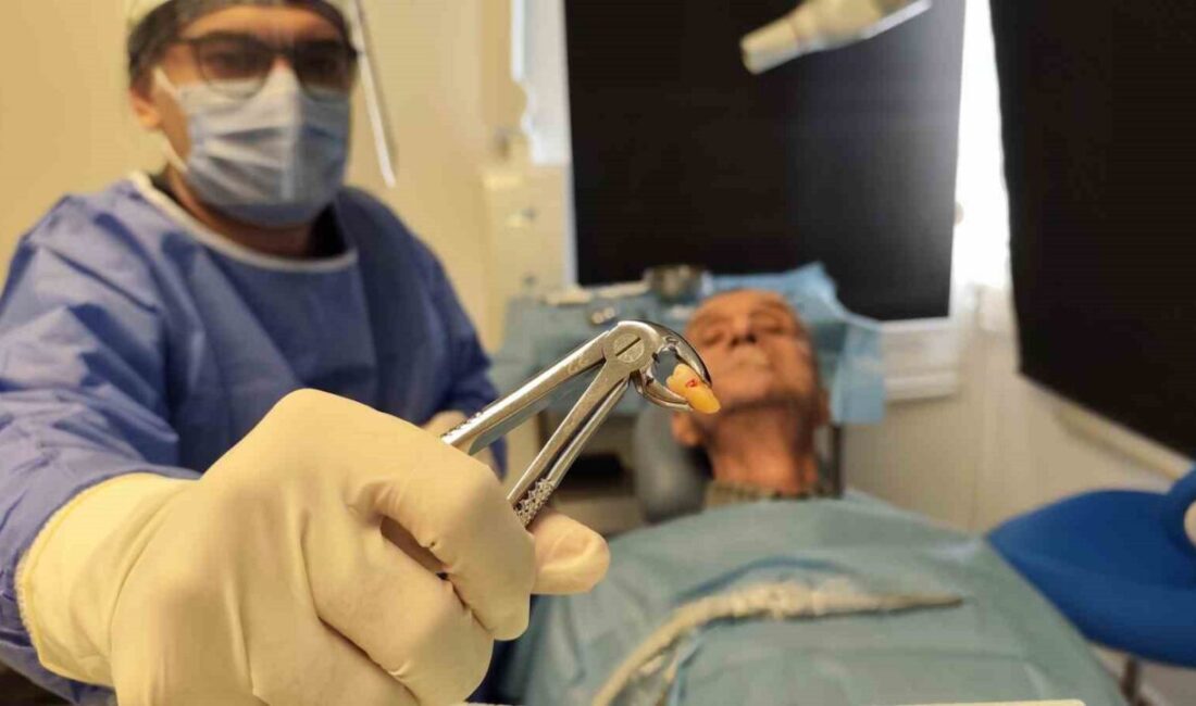 83 Yaşındaki Aydın Besen’in Protez Dişindeki Ağrının Nedeni 20’lik Diş Olduğu Ortaya Çıktı Manisa'da 83 yaşındaki Aydın Besen, yıllarca kullandığı total protez nedeniyle