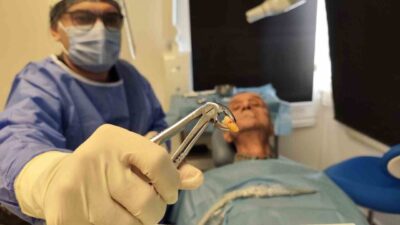 Manisa'da 83 yaşındaki Aydın Besen, yıllarca kullandığı total protez nedeniyle