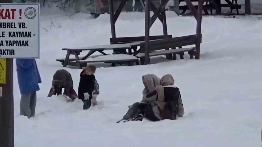 Abant Gölü Milli Parkı karla kaplandı, ziyaretçiler kayarak eğlendi.