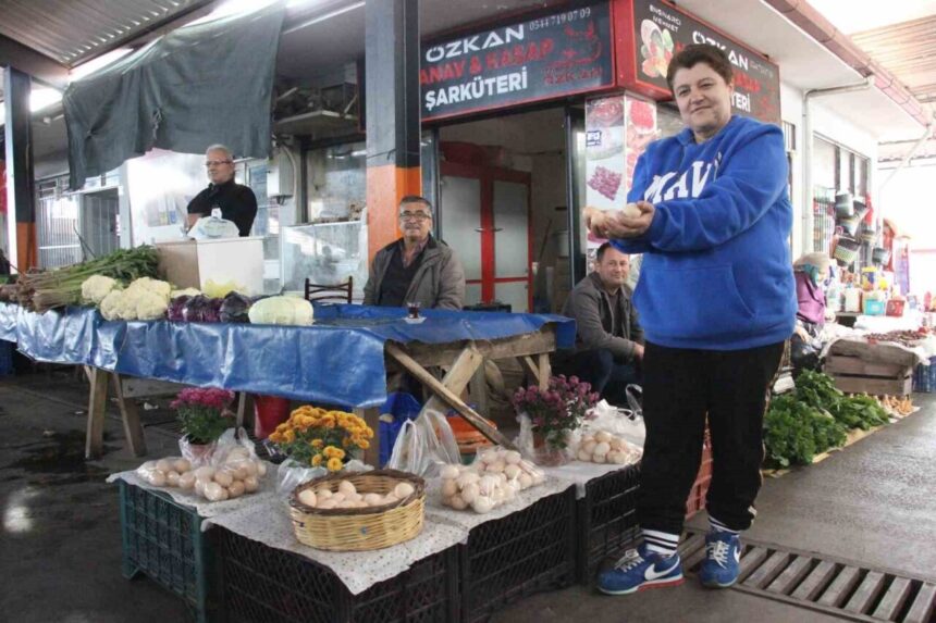 Bozdoğan’da yaşayan Özcan Kuşçu, eşinin ölümünden sonra pazarcılığı bir terapi olarak benimsedi.