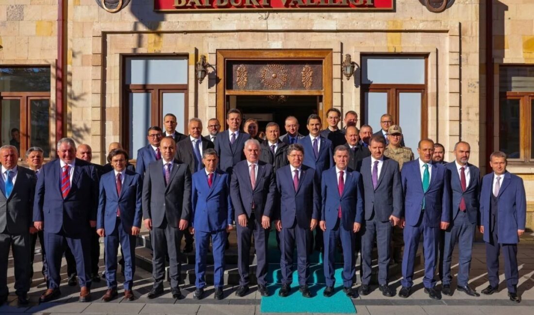 Adalet Bakanı Yılmaz Tunç, Bayburt’ta Valilik Ziyaretinde Yerel Projeler Hakkında Bilgiler Aldı Adalet Bakanı Yılmaz Tunç, Bayburt’taki programı çerçevesinde Valiliği ziyaret etti.