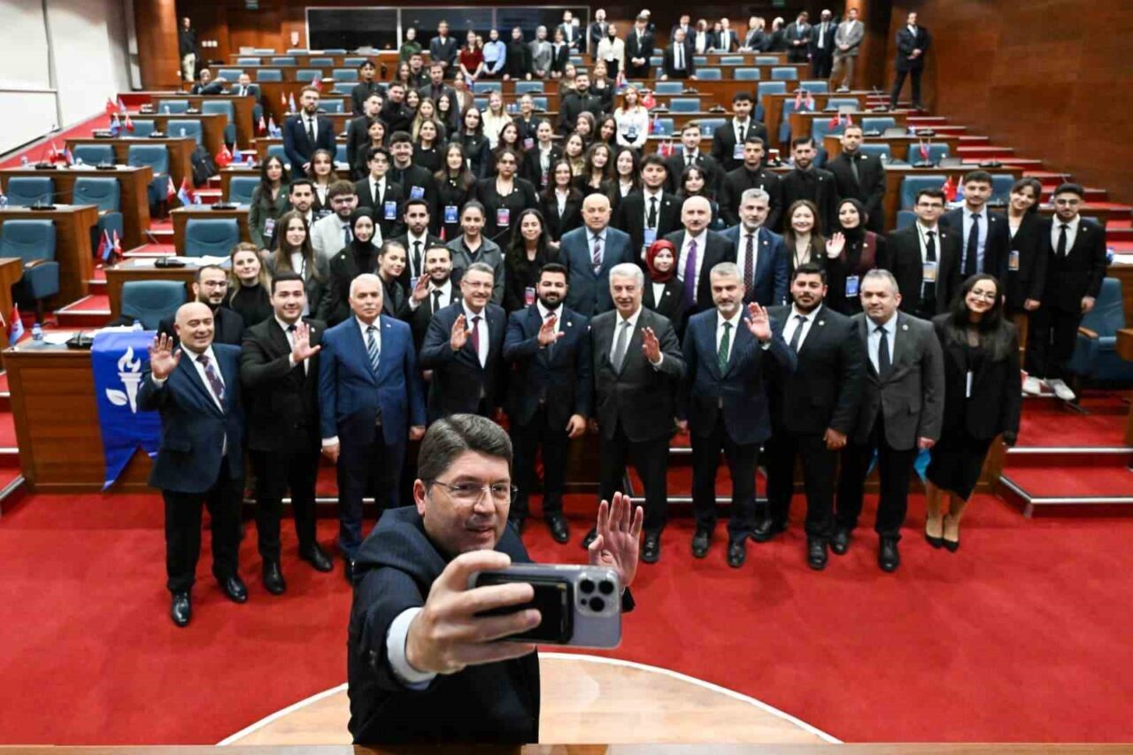 Adalet Bakanı Yılmaz Tunç, Trabzon'da çeşitli açılışlar sonrası Büyükşehir Belediyesi'ni