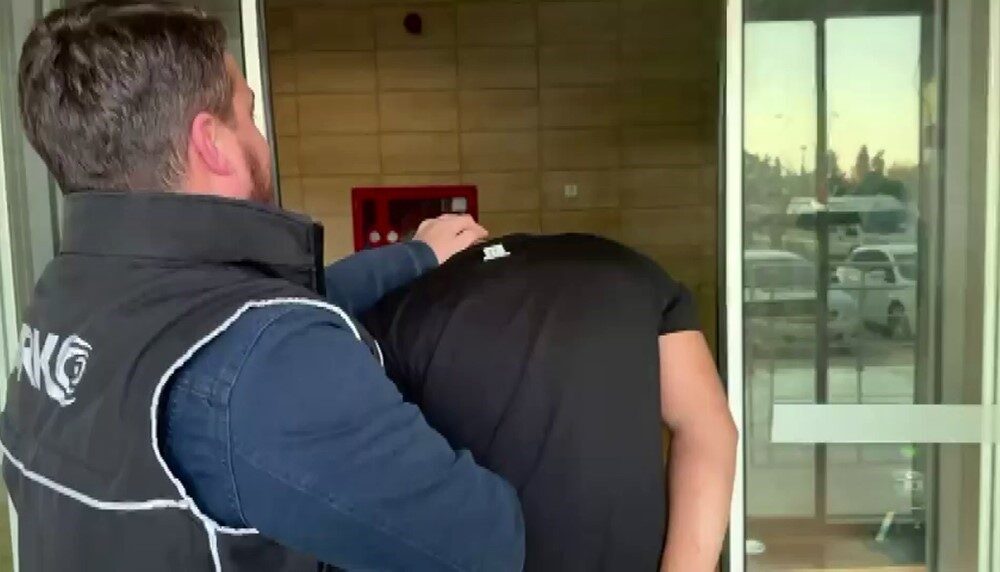 Adana'da, 11 yıl 9 ay hapis cezası bulunan A.B., narkotik