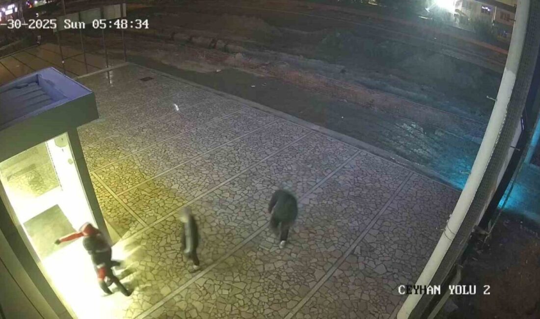 Adana'nın Yüreğir ilçesinde 14-15 yaşlarındaki dört çocuk motosiklet galerisine girip