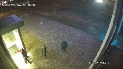 Adana'nın Yüreğir ilçesinde 14-15 yaşlarındaki dört çocuk motosiklet galerisine girip