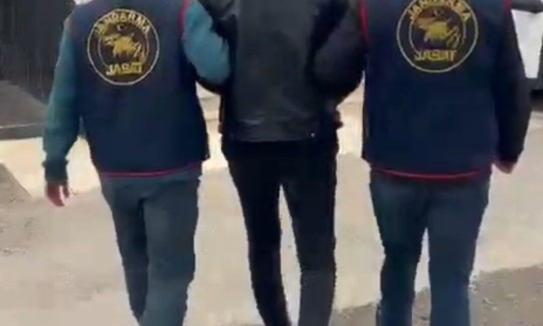 Kozan’da 41 Yıl Hapis Cezası Bulunan Hükümlü Jandarma Tarafından Ele Geçirildi Adana'nın Kozan ilçesinde 41 yıl hapis cezası bulunan İ.S.K., jandarma