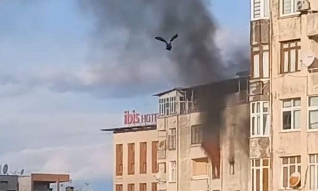 Adana’da 6. Katta Yangın: İtfaiye Ekipleri Hızla Müdahale Ederek Söndürdü Adana'nın Seyhan ilçesi Çınarlı Mahallesi'nde bir apartmanın 6. katında yangın